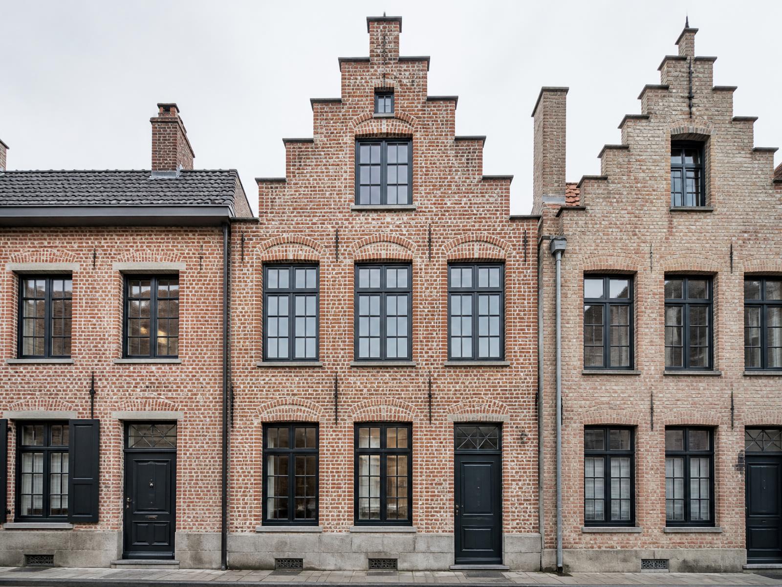 Rijhuizen met bakstenen gevels in Vlaanderen